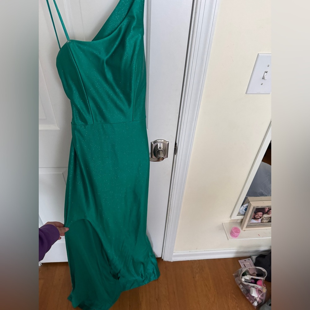 Elegant Green One-Shoulder Prom Dress